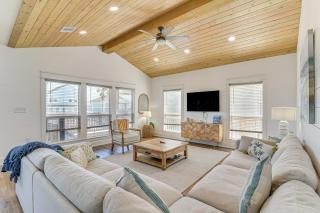 Steps to Shore Pet-Friendly Crystal Beach House - Crystal Beach - 8