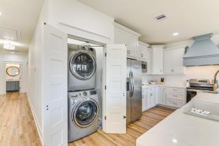 Steps to Shore Pet-Friendly Crystal Beach House - Crystal Beach - 6