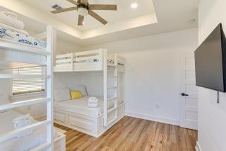 Steps to Shore Pet-Friendly Crystal Beach House - Crystal Beach - 2