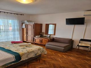Cozy seafront apartment in Tribunj - Tribunj - 9