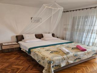 Cozy seafront apartment in Tribunj - Tribunj - 7