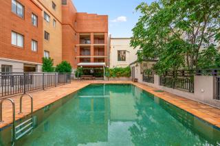 Stylish 2-Bed Apartment with Pool in Camperdown - Sydney - 6