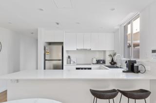 Stylish 2-Bed Apartment with Pool in Camperdown - Sydney - 7