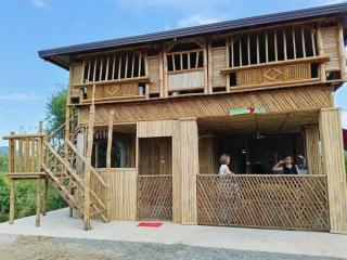 Air-conditioned 3-BR Family Hut Bamboo House Overlooking Strawberry Fields - Bagabag - 0