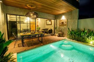 Chic industrial 2-Br townhouse with private pool - Canggu - 4