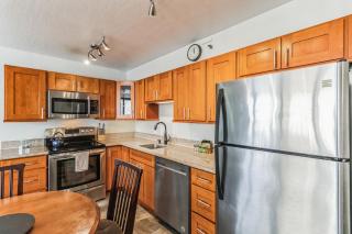 31st-Floor Oceanview Oasis -- Steps to Waikiki Beach with Free Parking (13112) - Honolulu - 5