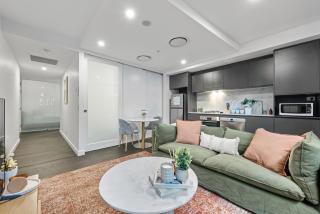 Bright and Cozy 2BR Apt with Pool, Gym and Parking! - Brisbane - 3