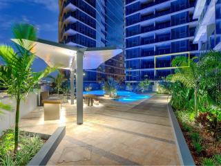 Bright and Cozy 2BR Apt with Pool, Gym and Parking! - Brisbane - 2