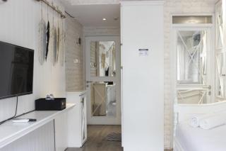 Elegant & Stylish Studio at Gateway Pasteur Apartment By Travelio - Bandung - 1