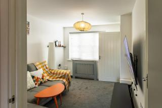 Central Coventry 2 Bed Apartment with Free Parking and 350mbps Wifi - Longford - 8