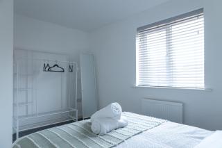 2BDR House By Amara Apartments Short Lets & Serviced Accommodation Coventry With Free Parking & WiFi - 3