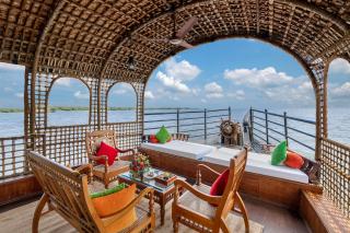 Kumarakom Lake Resort Houseboats - Kottayam - 0