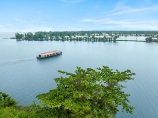Kumarakom Lake Resort Houseboats - Kottayam - 9