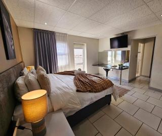 Lion Lodge - Bloemfontein - 8