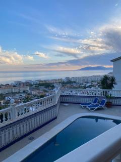 Chalet con piscina y vistas - 0