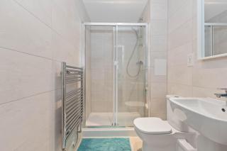 Modern 2 Bed 2 Bath with Patio Access - Londra - 6