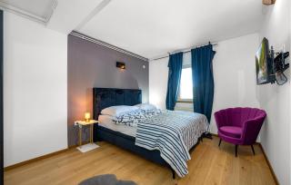 Gorgeous Apartment In Jezera - 6