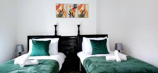 Prime Town Centre Location-NEAR to Airport-WALK to TRAIN Station-WALK to ALL AMENITIES-Luxury stay-GARDEN-Modern Decor - Luton - 0