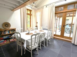 Rural Cottage Retreat, Dog Friendly with Shared Outdoor Pool, gardens & Tennis, Free Parking! Chichester Holiday Properties - North Mundham - 9