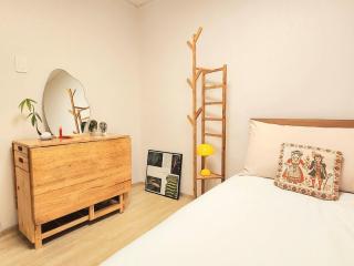 8 minutes walk from Sillim Station, fully furnished - Seoul - 1