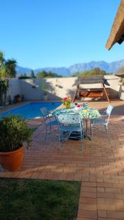 A thatch cottage with a double room in Goedehoop, STRAND, Western Cape - Strand - 4