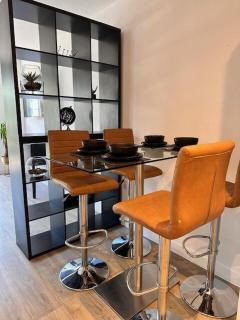 Crawley Town Centre, close to Gatwick Airport - Crawley - 4