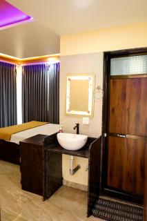 Hotel VR Rudra Residency - Bhogwe - 1