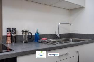 Cosy Retreat By Green Haven Escapes Short Lets & Serviced Accommodation Seacroft With Free Off-Street Parking & Pet-Friendly - Killingbeck - 8