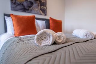Central 2 Bed Apartment - Shops, Dining & Trains Nearby - Basingstoke - 9