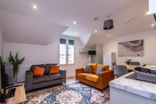 Central 2 Bed Apartment - Shops, Dining & Trains Nearby - Basingstoke - 0