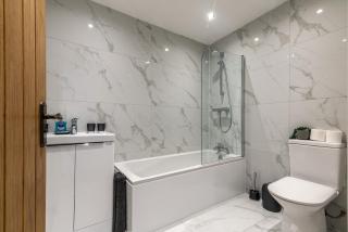 Central 2 Bed Apartment - Shops, Dining & Trains Nearby - Basingstoke - 3