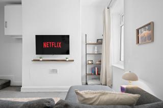 Cosy 3-Bed House in Blackrod - 2