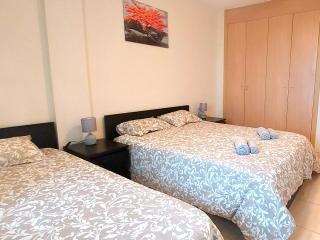 Bedroom with private bathroom and air conditioning, inside SHARED APARTMENT with amplious kitchen and terrace with sea view - San Miguel de Abona - 0