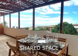 Bedroom with private bathroom and air conditioning, inside SHARED APARTMENT with amplious kitchen and terrace with sea view - San Miguel de Abona - 2