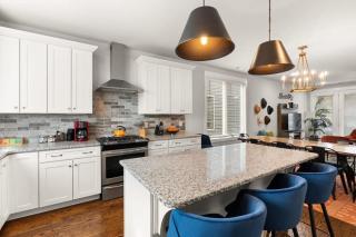 2 Chic Townhomes Near Geodis Sleeps 22 - Nashville - 9