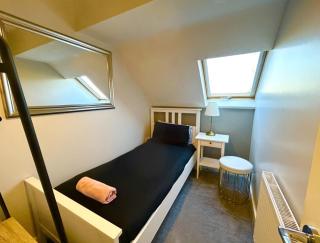 Spacious & Stylish 5BR Townhouse - Free Parking - 4