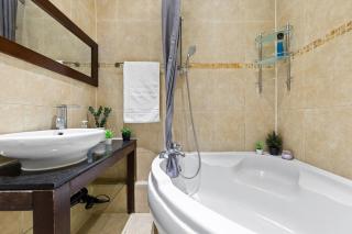 Luxurious 3 Bedroom Flat with Balcony in Kensington for 7 Next to Station Near Harrods - 1