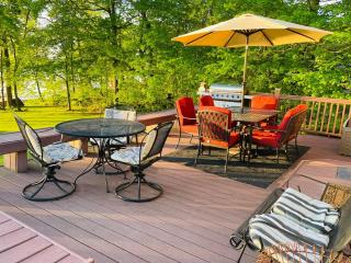 Lake Escape with paddle boards, fire pit & game room - 3