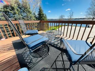 Lake Escape with paddle boards, fire pit & game room - Dunvilla - 1