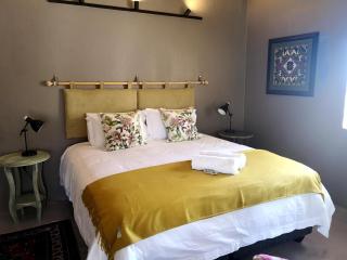 A cozy, artistic suburban-stay at Alice in Africa - Rooihuiskraal - 8