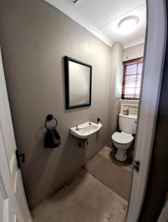 A cozy, artistic suburban-stay at Alice in Africa - 6