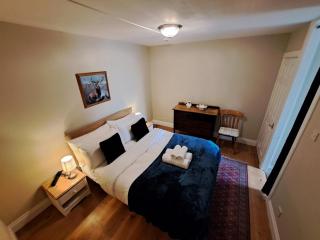 Cosy Riverside Apartment with free parking - 9