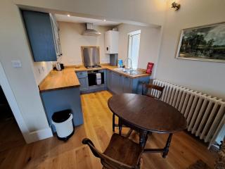 Cosy Riverside Apartment with free parking - 8