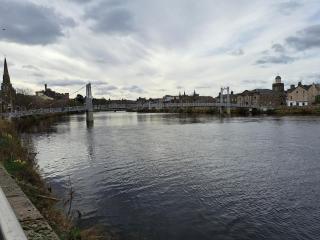 Cosy Riverside Apartment with free parking - 1