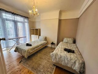 Family Home near Station - Harrow - 4