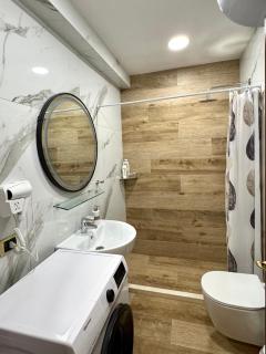 Redi's Luxurious Seaside Full View Apartments - Durrës - 6