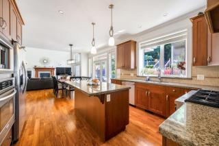 Charming Surrey Residence with shared living room and kitchen - Surrey - 1