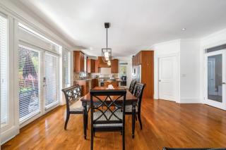 Charming Surrey Residence with shared living room and kitchen - Surrey - 2