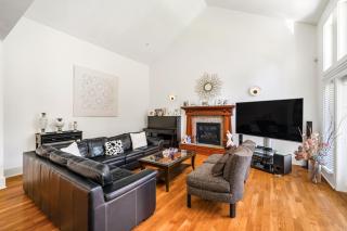 Charming Surrey Residence with shared living room and kitchen - Surrey - 0