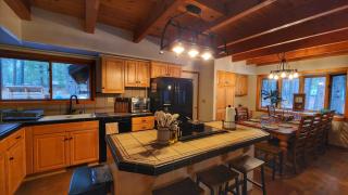 GroupReady, HotTub, PoolTable, FullKitchen & Pups - 8